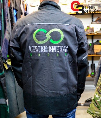 вышивка лого брендирование на куртке 
